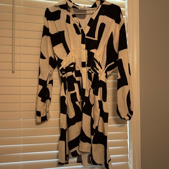 THML Dress - Picture 2 of 4